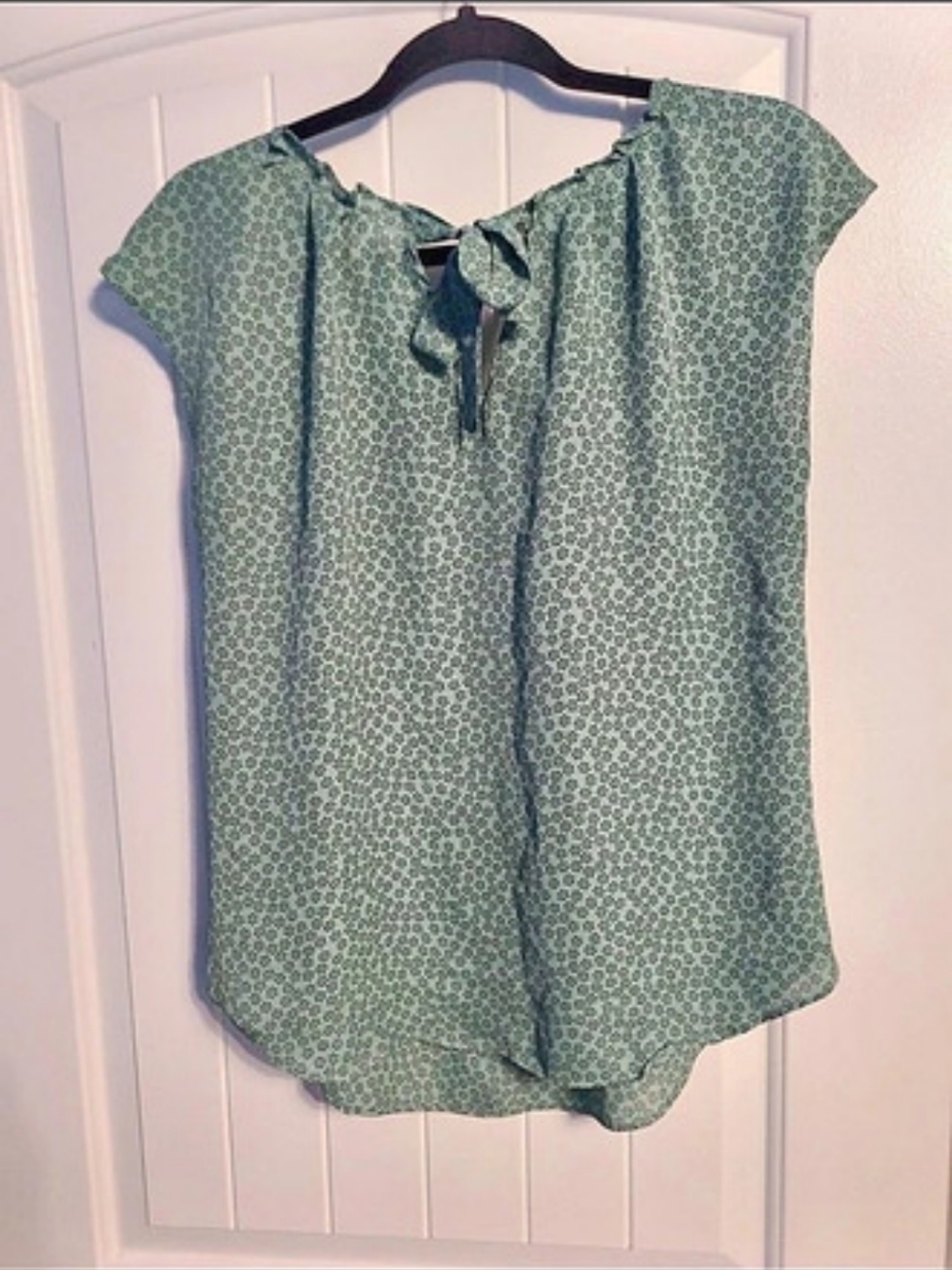 Lauren Conrad Floral Short Sleeve Blouse in Green & Gray Size Medium